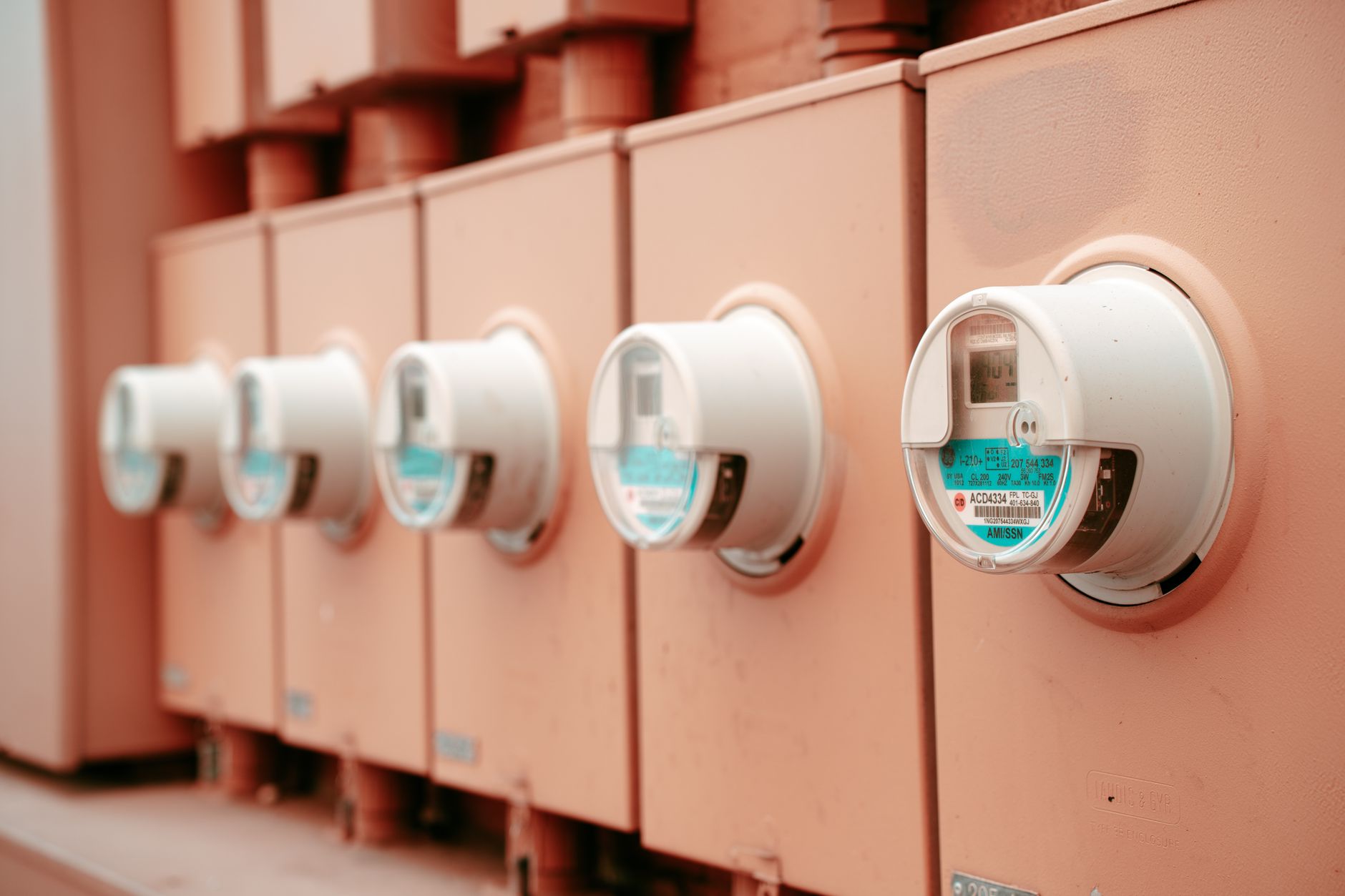 Fila de medidores de electricidad