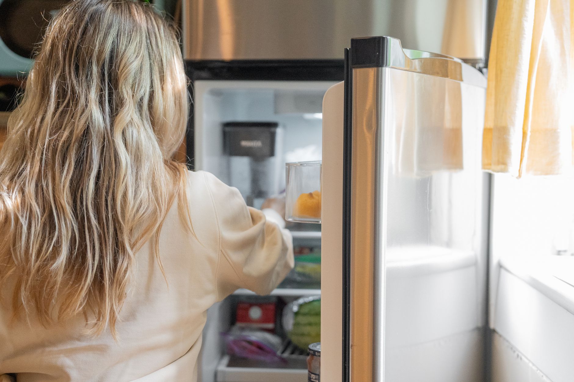 Interior de un refrigerador con alimentos