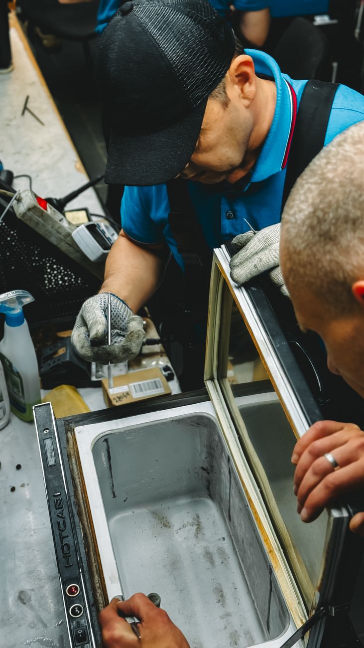 Técnico de AparaListo reparando un refrigerador a domicilio