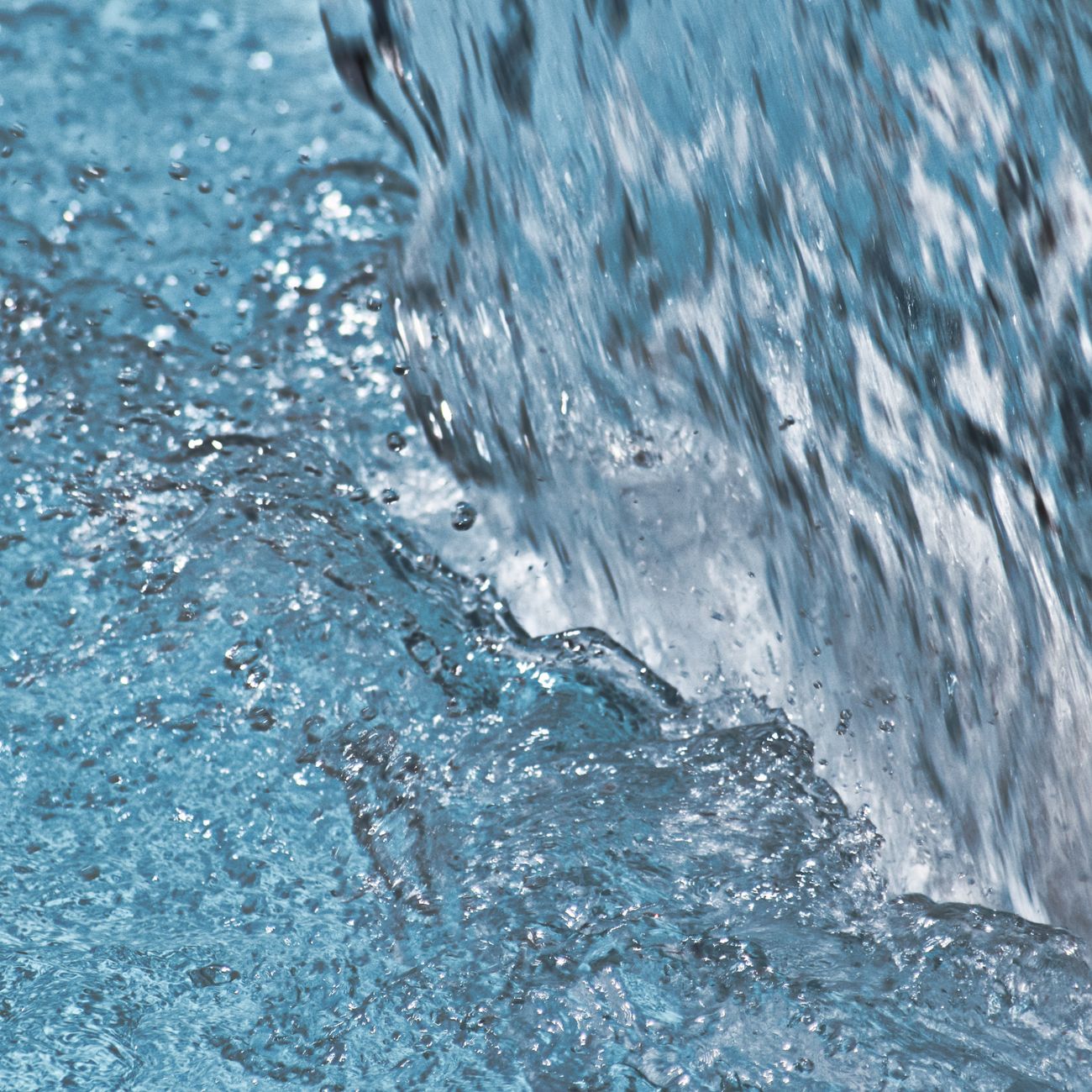 Filtro de agua para refrigerador sobre fondo claro