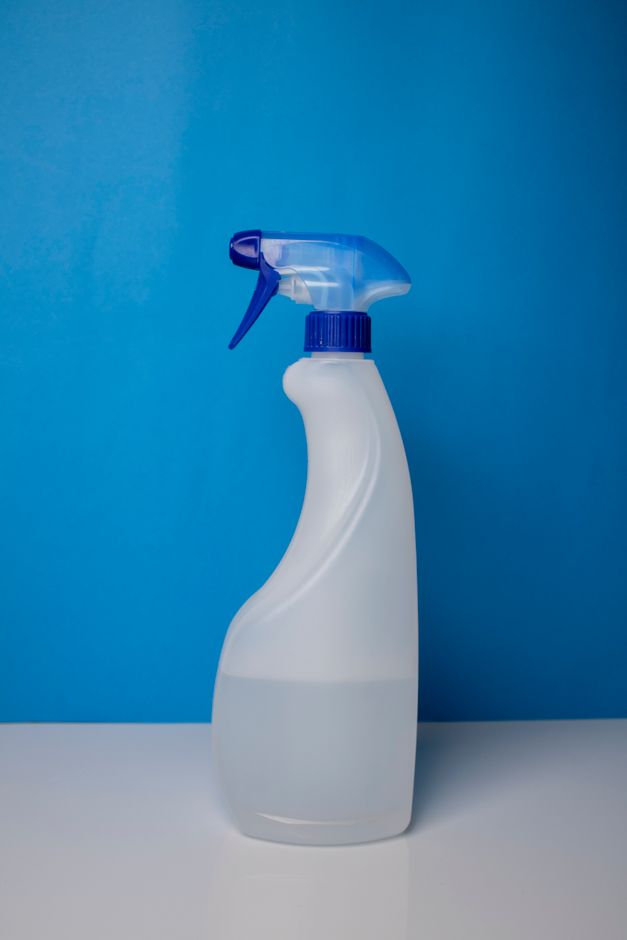 Aspersor de limpieza sobre fondo azul